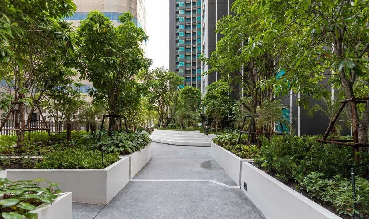 Life Asoke Rama 9